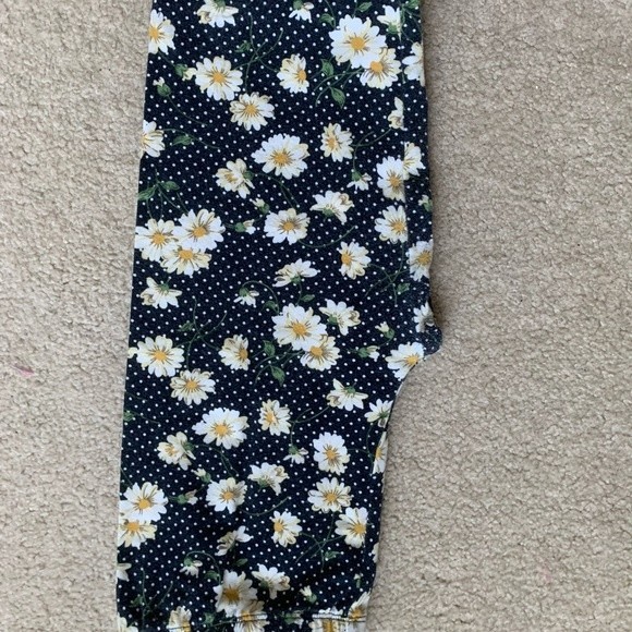 Forever 21 Daisy and Cream Leggings - Picture 4 of 10